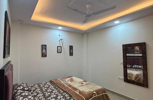 South West Apartment | Stella Homestay Near Yashobhoomi with Rooftop