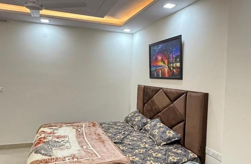 South West Apartment | Stella Homestay Near Yashobhoomi with Rooftop