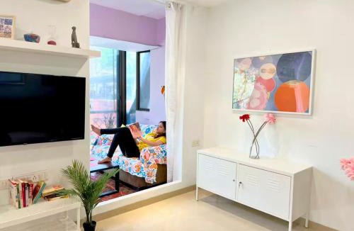 Pali Hill Apartment | Sterling 102, off Carter Road, Bandra West by Connekt Homes