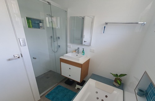 Umina Beach Villa | Stroll, Swim, Shop & Spa - Superb summer vacation digs close to everything!