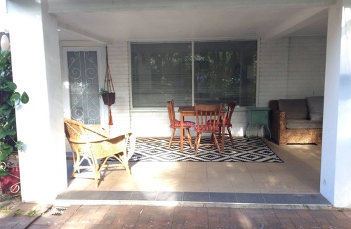 Mangerton Apartment | Studio flat in Leafy suburb close to city