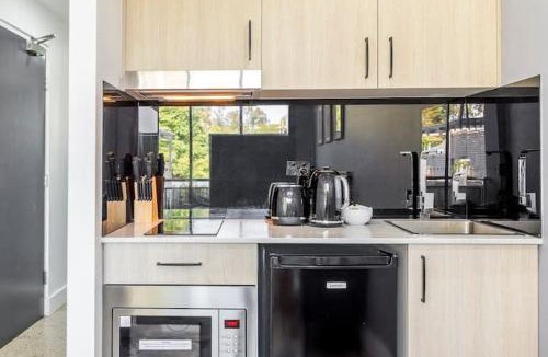 Surry Hills Apartment | Studio in Crown St - Private Balcony & Aircon