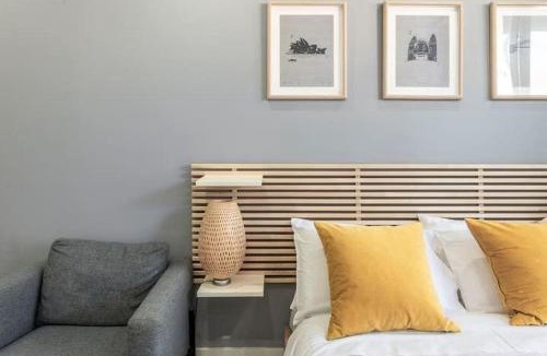 Surry Hills Apartment | Studio in Crown St - Private Balcony & Aircon