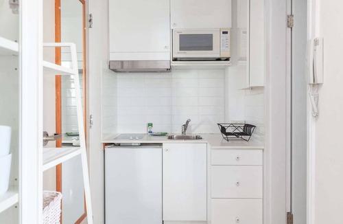 Elizabeth Bay Apartment | Studio in Elizabeth Bay with Pool & City Views