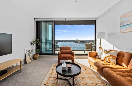 Belconnen Apartment | Stunning Lake-View in Belconnen