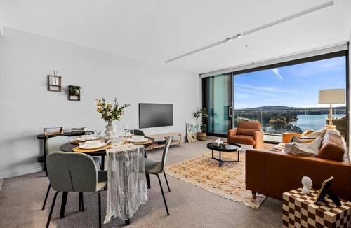 Belconnen Apartment | Stunning Lake-View in Belconnen