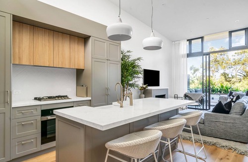 Collaroy Apartment | Stunning Penthouse Apartment with Views Over Park
