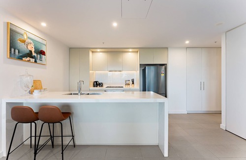 Wolli Creek Apartment | Stunning Riverview 3Bedroom Apt/Wolli Creek/Great Transport links/Free Parking