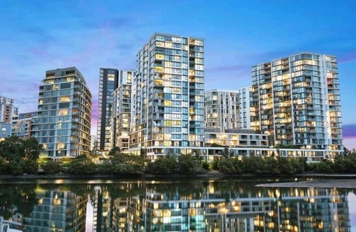 Wolli Creek Apartment | Stunning Riverview 3Bedroom Apt/Wolli Creek/Great Transport links/Free Parking