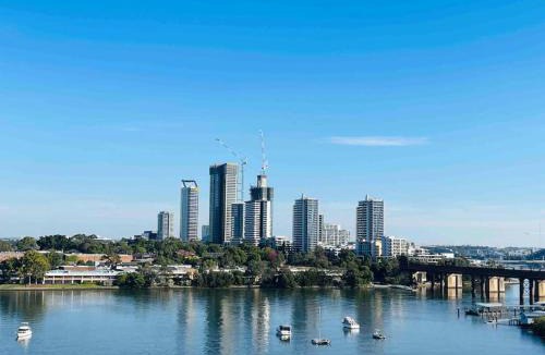Meadowbank Apartment | Stunning waterfront 3 bedroom condo with Pool, BBQ