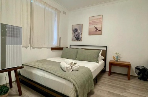 Freshwater Apartment | Stylish 1-Bed, Flat Walk to North Manly