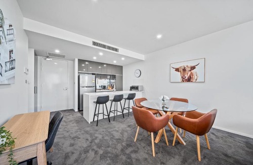 Kingston Apartment | Stylish 1-Bed Retreat Steps from Foreshore