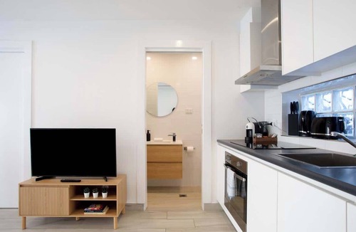 Glebe Apartment | Stylish 1BR Near CBD | WFH & Pet Friendly
