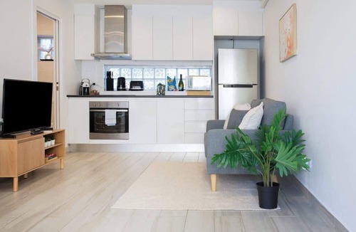 Glebe Apartment | Stylish 1BR Near CBD | WFH & Pet Friendly
