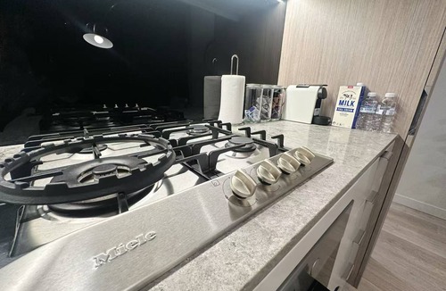 Sydney Central Business District Apartment | Stylish 1BR suite with City-view & Balcony