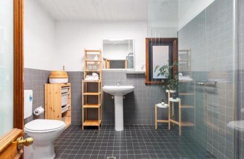 Erskineville House | Stylish 2-Bed Cottage in Trendy Erskineville
