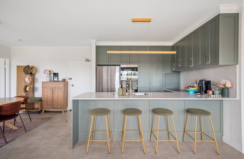 Surry Hills Apartment | Stylish 3BR | City and Park Views, Pool, Sauna, Gym, 2 Free Parking Spaces