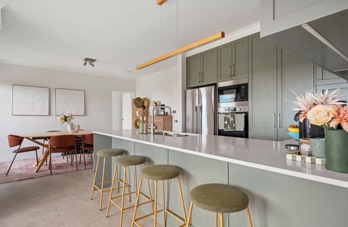 Surry Hills Apartment | Stylish 3BR | City and Park Views, Pool, Sauna, Gym, 2 Free Parking Spaces