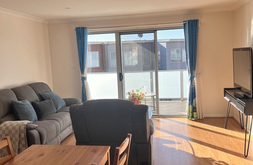 Coombs House | Stylish 4 bedroom 3 bathroom lakeside townhouse