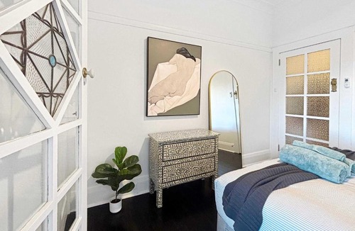 Elizabeth Bay Apartment | Stylish and Quiet Retro 1BR near the Harbour & CBD