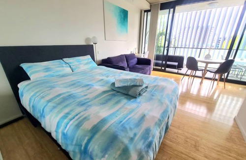 Lyneham Apartment | Stylish Apartment with Rooftop Pool - Close to City+ANU