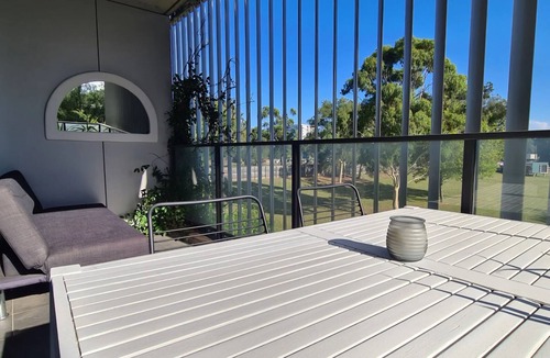 Lyneham Apartment | Stylish Apartment with Rooftop Pool - Close to City+ANU