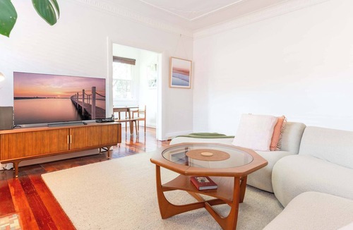Edgecliff Apartment | Stylish Art Deco 2 Bed Apt in Edgecliff