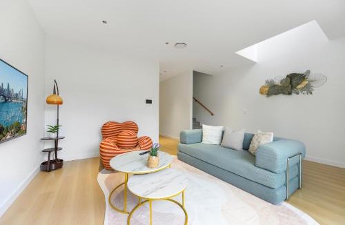 Box Hill House | Stylish Brand New 3-Level 3BR Home & Sleeps 10