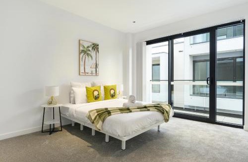 Box Hill House | Stylish Brand New 3-Level 3BR Home & Sleeps 10