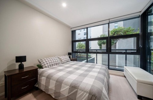 Surry Hills Apartment | Stylish CBD Surry Hills Apt with Pool, Gym and Two Monitor Ergonomic Chair Workstation