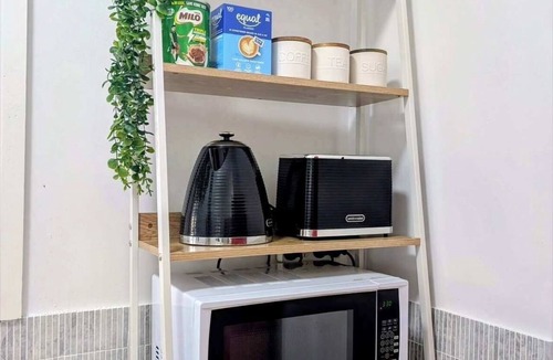 Wollongong CBD House | Stylish Coastal Cottage - Sleeps 6 & Near Beach