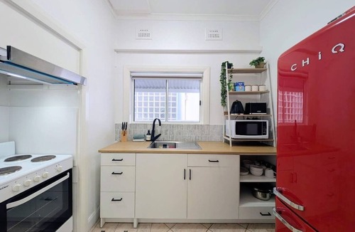 Wollongong CBD House | Stylish Coastal Cottage - Sleeps 6 & Near Beach