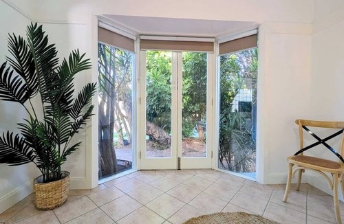 Wollongong CBD House | Stylish Coastal Cottage - Sleeps 6 & Near Beach