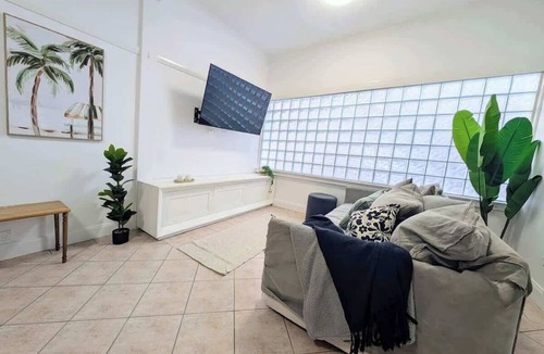 Wollongong CBD House | Stylish Coastal Cottage - Sleeps 6 & Near Beach