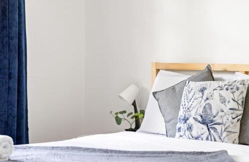 Killara House | Stylish Double Room - Seconds to Transport & Shops - Shared Bathroom