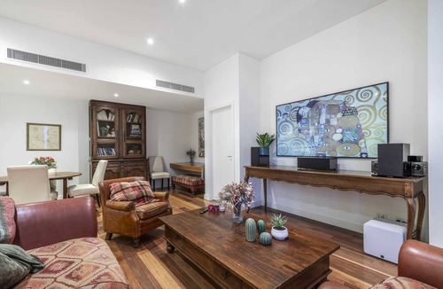 Forrest Apartment | Stylish Penthouse Level Apartment In Capital Hill, ACT