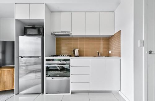 Naremburn Apartment | Stylish Retreat Balcony Parking City Access