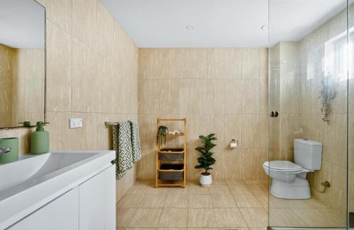 Naremburn Apartment | Stylish Retreat Balcony Parking City Access