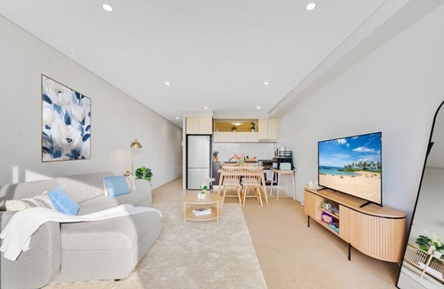 Kingsford Apartment | Stylish Sydney 2BR UNSW, Beach, Parking, Sleeps 6