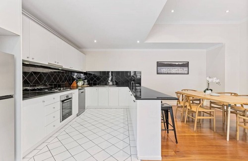 Darlinghurst Apartment | Stylish Warehouse Oasis in Vibrant Darlinghurst