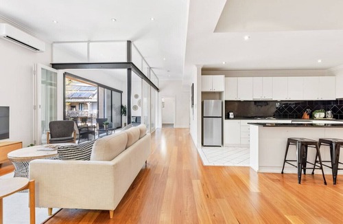 Darlinghurst Apartment | Stylish Warehouse Oasis in Vibrant Darlinghurst