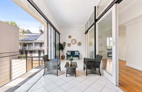 Darlinghurst Apartment | Stylish Warehouse Oasis in Vibrant Darlinghurst