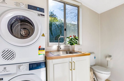 Bundanoon Cottage | Stylishly charming 2 bedroom country retreat - 300m from village