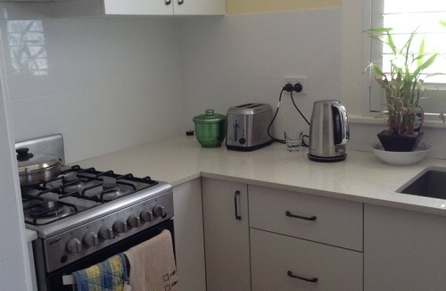 North Willoughby House | Sunlit 2-bedroom house with enclosed rear yard and WiFi in North Willoughby