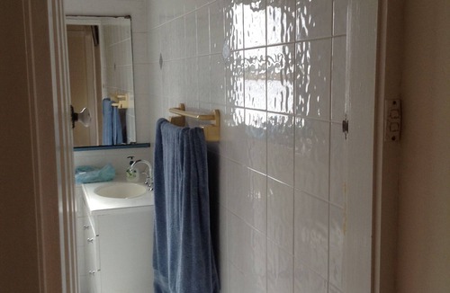 North Willoughby House | Sunlit 2-bedroom house with enclosed rear yard and WiFi in North Willoughby