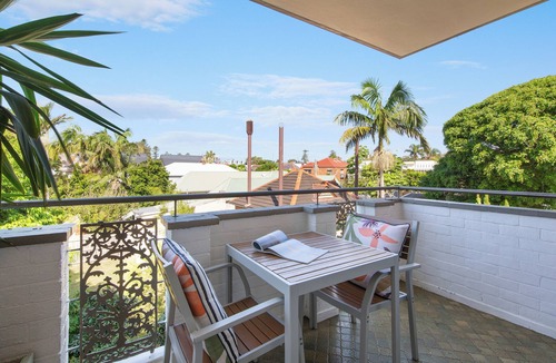 Manly Apartment | Sunny Manly Apartment | 5 Min Walk to Beach | " On The Flat" by Park/Shops/Cafes