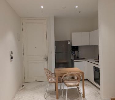 Bengaluru Apartment | Sunrise View Leela luxury studio with Sauna