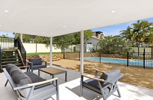 The Entrance House | SUNSET ON VIEW - COASTAL SETTING WITH POOL