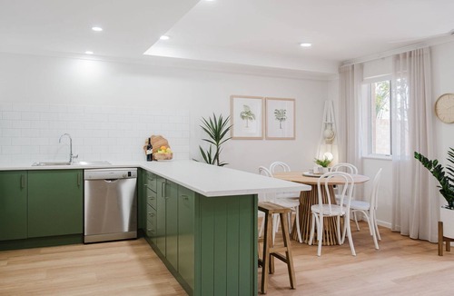 Mollymook Beach Apartment | Sunset Poolside - Pool, Wi-Fi, Tennis Court, Walk to Mollymook Beach and Local Restaurants!