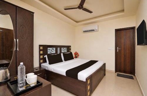 Vasundhara Hotel | Super Collection O Sector 5 Ghaziabad Formerly Five Seas